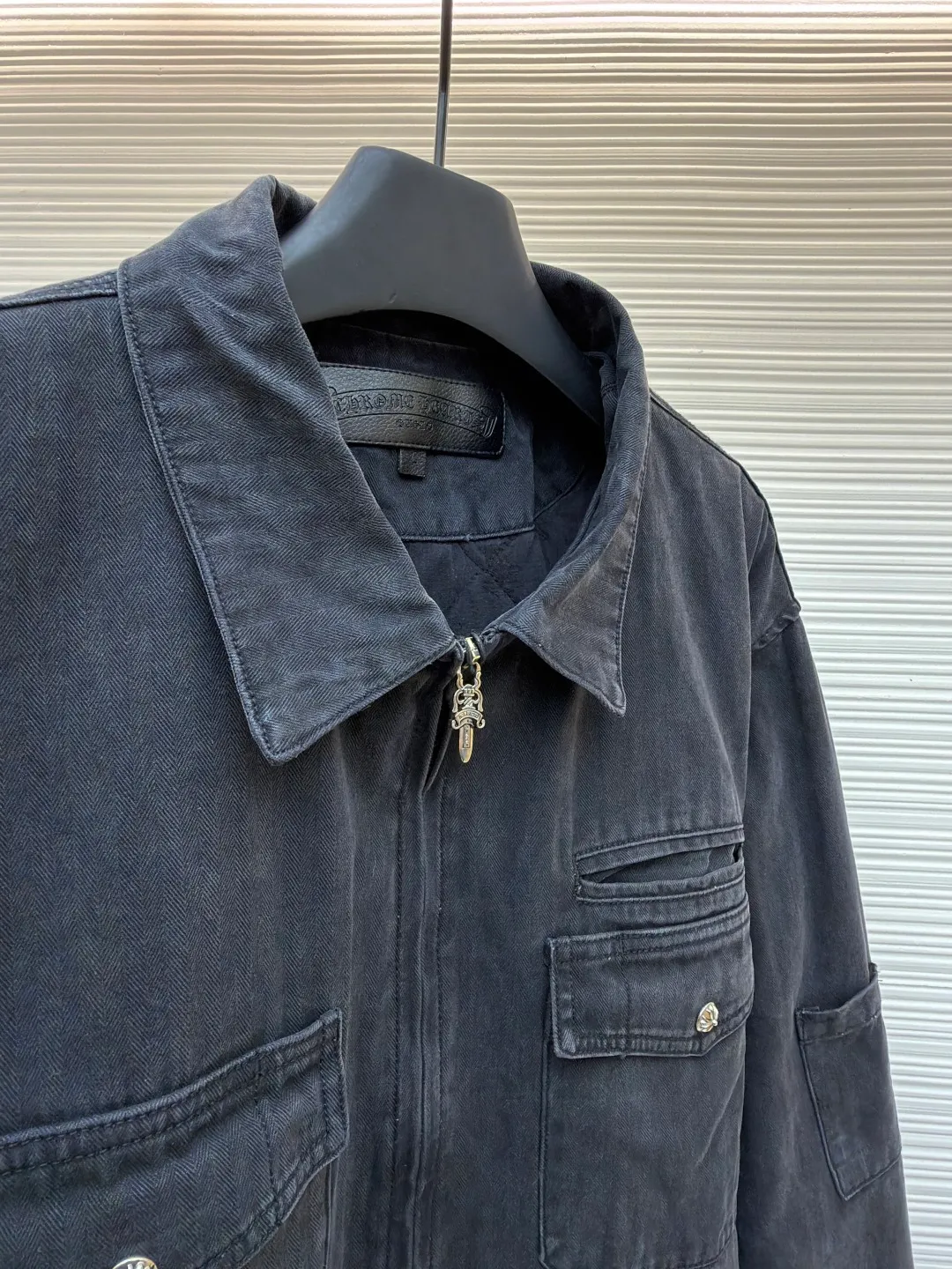 Chrome Hearts herringbone pattern washed work clothes ●Item number: 1682369-C65 ●Fabric: 100% cotton ●Technology: Washed production ●Color: washed gray ●Version: Fitted version ●Weight: about 1255 grams ●Size: S-M-L ●Description: The large body fabric is made of pure cotton fabric with herringbone pattern woven according to YB, which has a three-dimensional crisp effect. The lining is made of jacquard pure cotton fabric. Minimum order is ㎞. The garments are washed with natural gray effect (Chehao garments stayed in the washing factory for a month, and finally the results were perfect). Due to the difficulty of washing, the scrap rate is extremely high, and the spot goods should be cherished. The neckline is cut and cut using genuine sheepskin film, and the molded hardware is aged and oxidized. The overall wiring is straight and delicate, the fabric is comfortable and soft, and the color is consistent without color difference. It can be matched with the same style to create a fashionable look and control various occasions. Customized accessories, complete with three standards, same style for men and women!